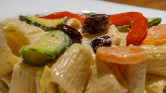 Mezze maniche, verdure estive e salsa al tonno