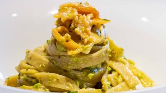 Tagliatelle al pesto di pistacchi e salmone affumicato